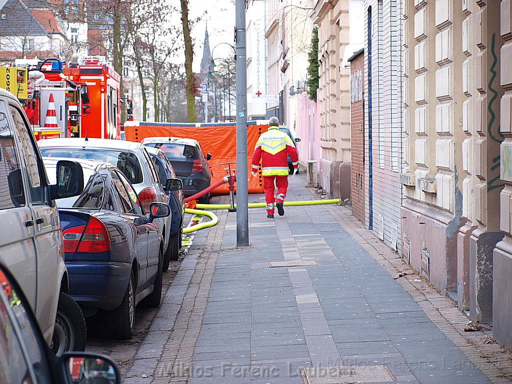 Einsatz Feuerwehr SEK Polizei Koeln Nippes Merheimerstr P112.JPG
